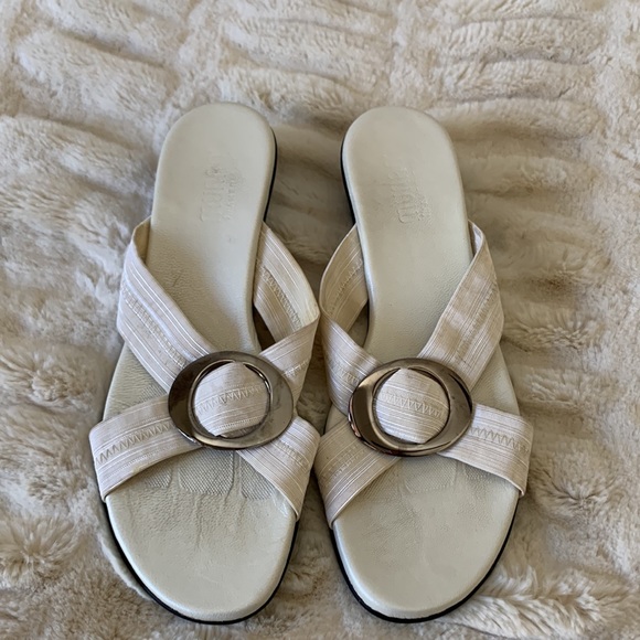 Munro Sandals. Size 8. White elastic upper. 1 1/2” Heel. Super comfortab… - Picture 8 of 8
